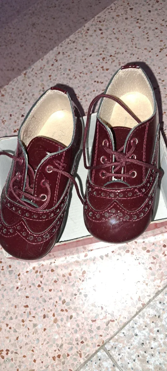 Zapatos charol burdeos talla 23