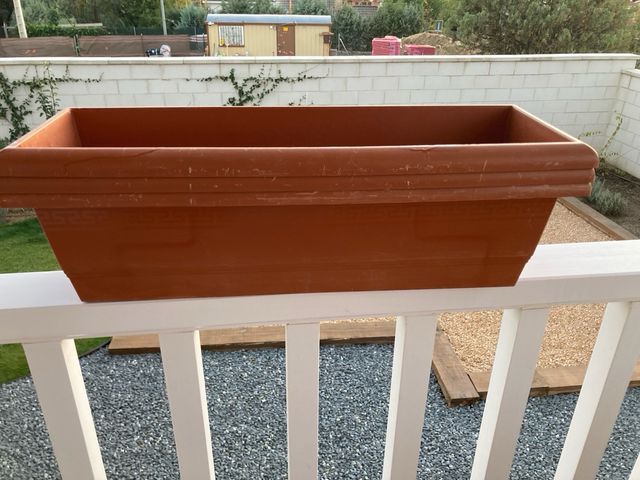 3 jardineras de plástico marrones