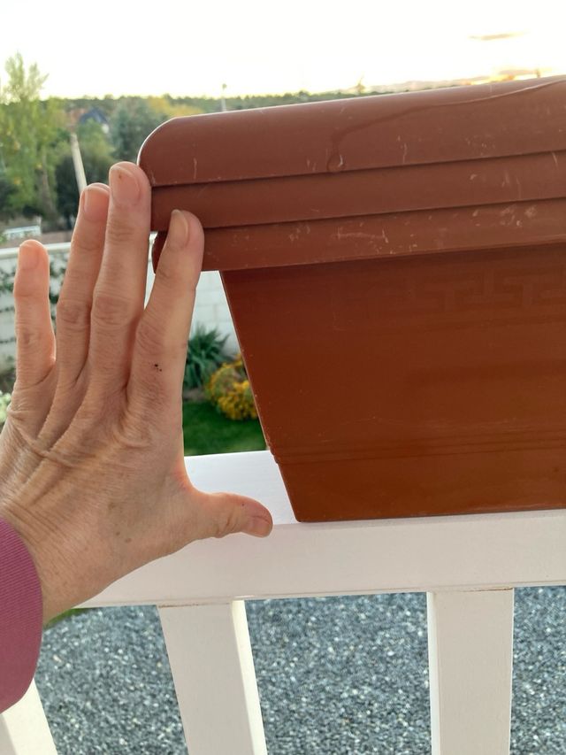 3 jardineras de plástico marrones