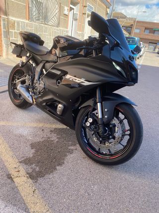 Yamaha R7 2024 Negra, limitada al A2