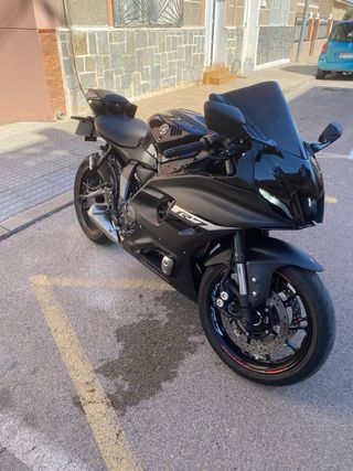 Yamaha R7 2024 Negra, limitada al A2