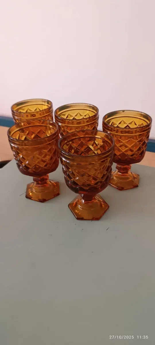 5 tazze vintage in ambra
