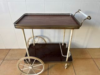 Camarera de latón con dos bandejas de madera.