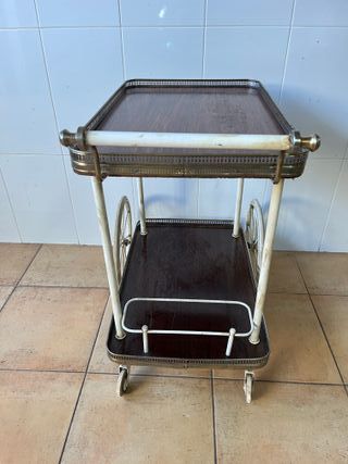 Camarera de latón con dos bandejas de madera.