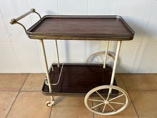 Camarera de latón con dos bandejas de madera.