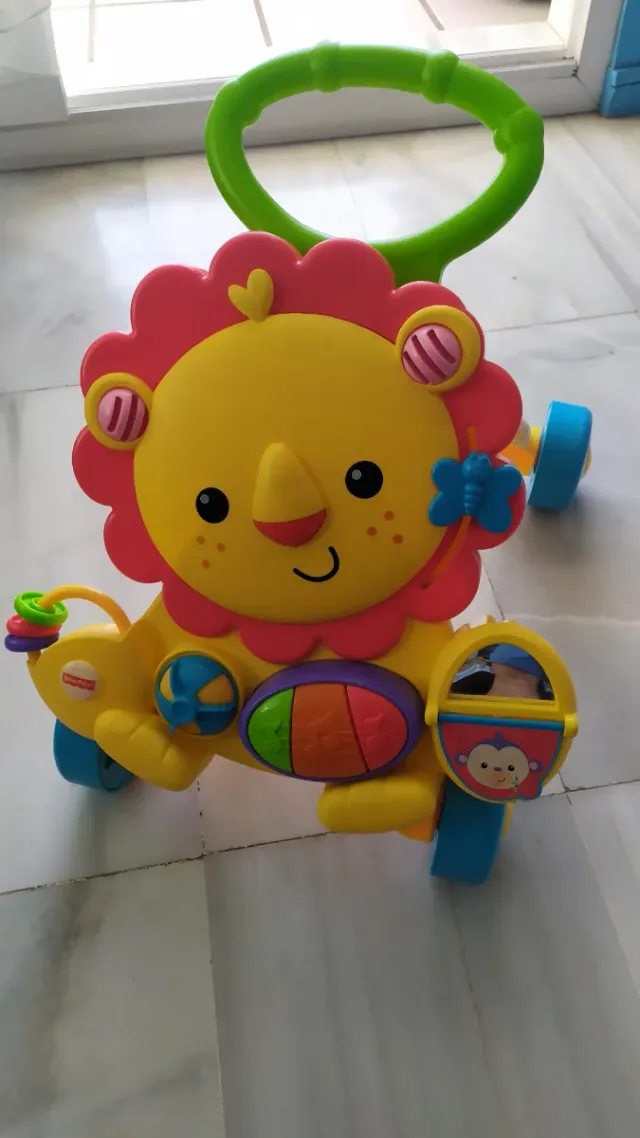 Correpasillos musical león Fisher Price