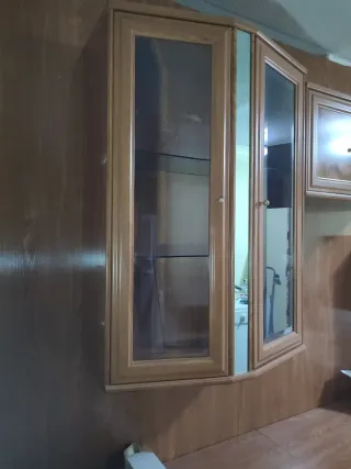 ¡SE REGALA! Vitrina de madera