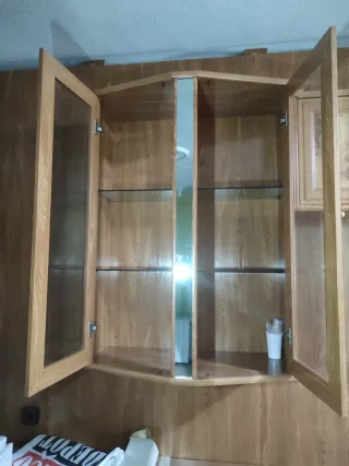 ¡SE REGALA! Vitrina de madera