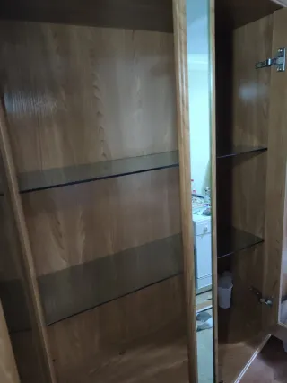 ¡SE REGALA! Vitrina de madera