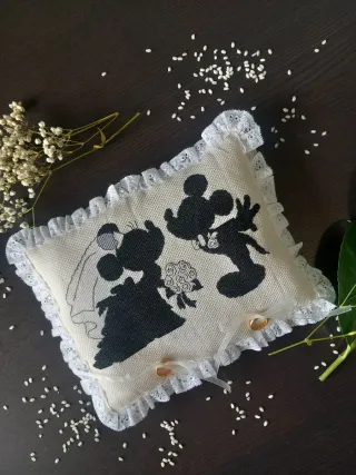 Cuscino portafedi ricamato Mickey Minnie