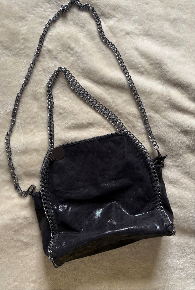 Bolso negro con cadena