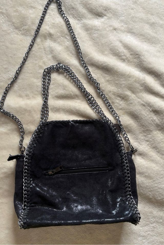 Bolso negro con cadena
