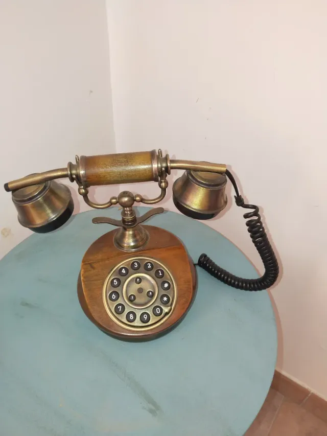 Telefono antico in legno e bronzo