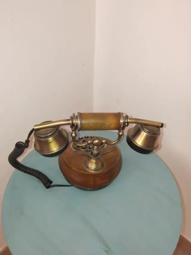 Telefono antico in legno e bronzo