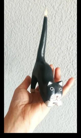 Gato de madera para anillos