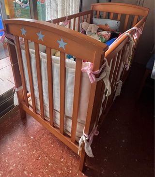 Cuna de madera con estrellas