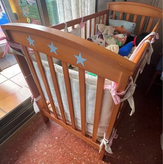 Cuna de madera con estrellas