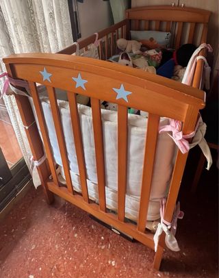 Cuna de madera con estrellas
