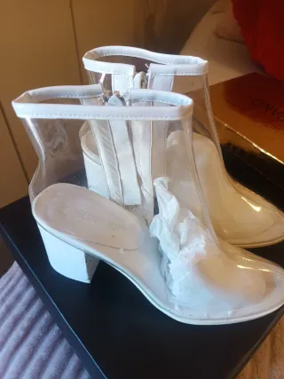 Botines transparentes blancos cómodos