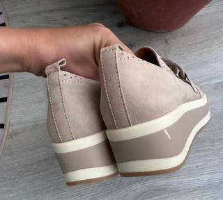 Zapatos de piel con cuña interna
