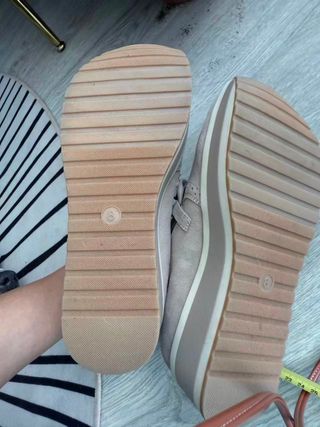 Zapatos de piel con cuña interna