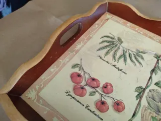 Vassoio in legno marrone