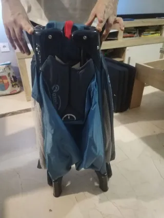 Cuna de viaje azul y negra