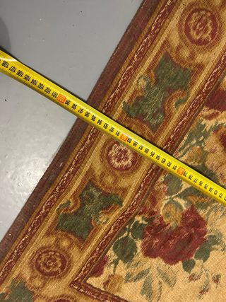 Alfombra floral beige y roja