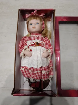 Bambola da collezione in porcellana