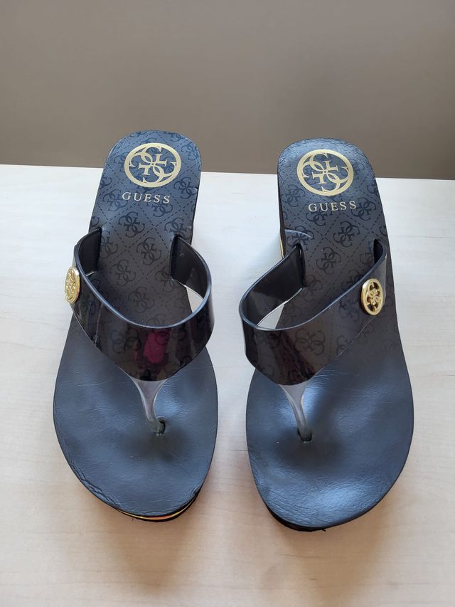 Chanclas Guess Mujer Negras y Doradas