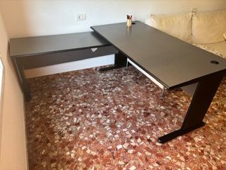 Mesa de despacho con ala lateral negra y gris