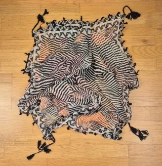 Pañuelo estampado cebra con flecos