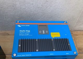 Batería Victron GEL 12V-110Ah+Cargador Skylla IP44