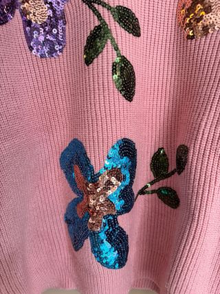 Maglione rosa con fiori in paillettes