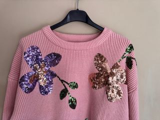 Maglione rosa con fiori in paillettes