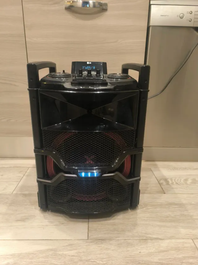 Mini cadena LG negra