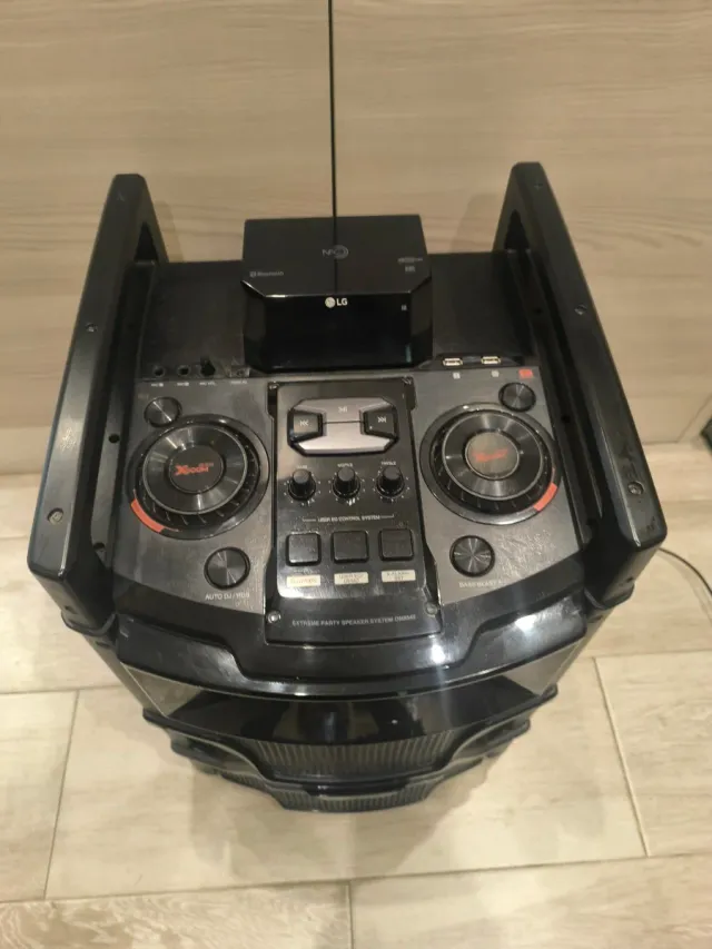 Mini cadena LG negra