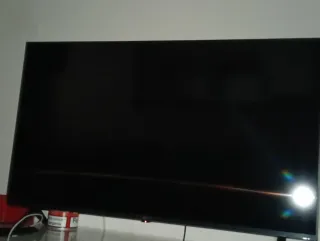 Televisión Smart TV LG4K Negra 43  con plásticos