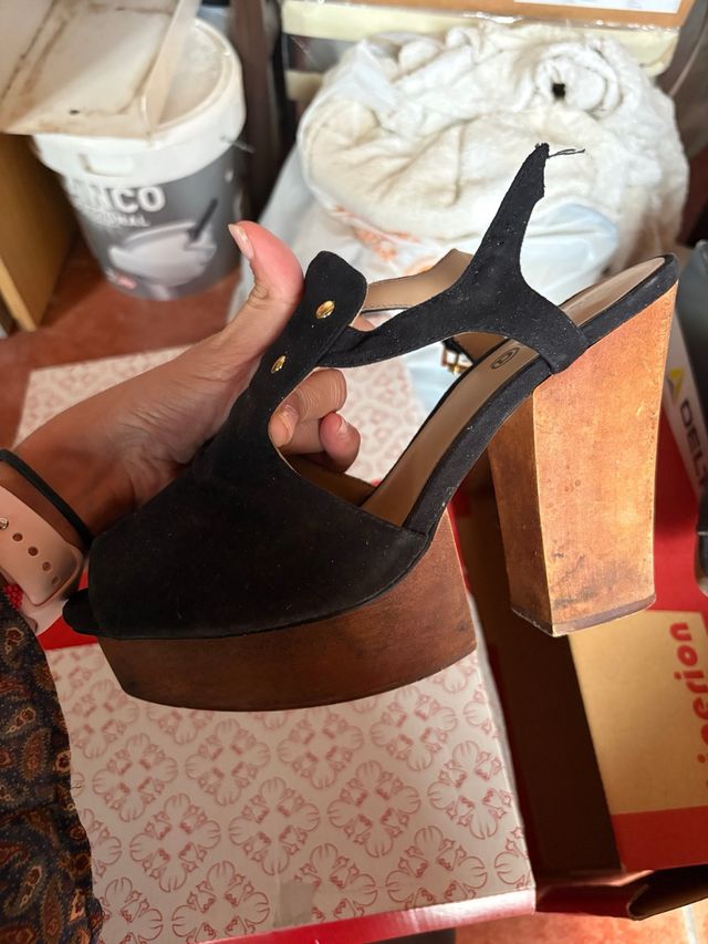 Tacones negros y marrones