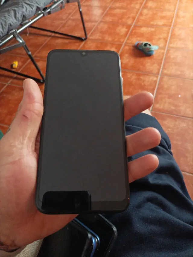 Redmi Negro solo tiene un trozo de tapa rota