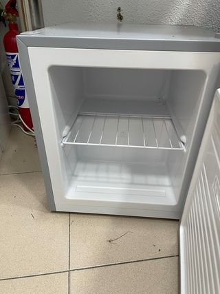 Mini congelador plateado JCV-32S