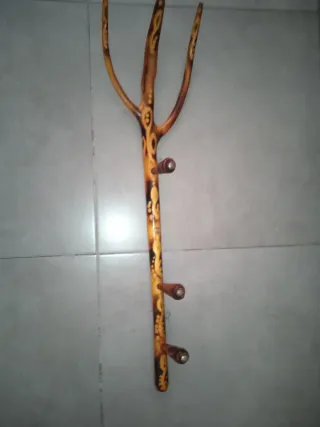 Percha de madera decorada