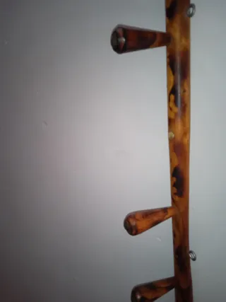 Percha de madera decorada