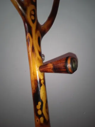 Percha de madera decorada