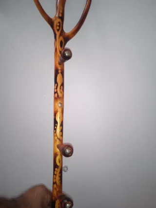 Percha de madera decorada