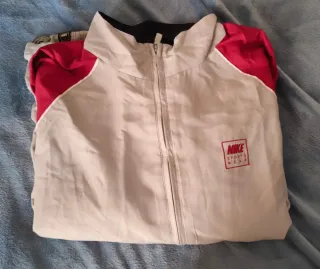 Chaqueta Nike Deportiva Roja y Blanca