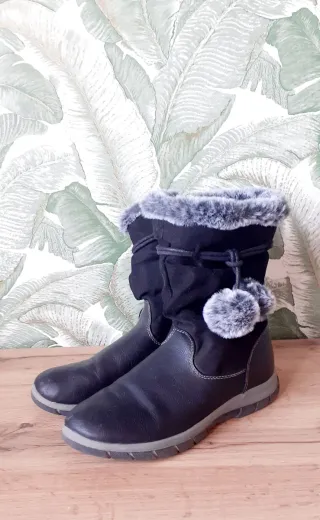 Botas niña negras con pompón.