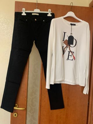 Pantaloni neri e maglietta bianca