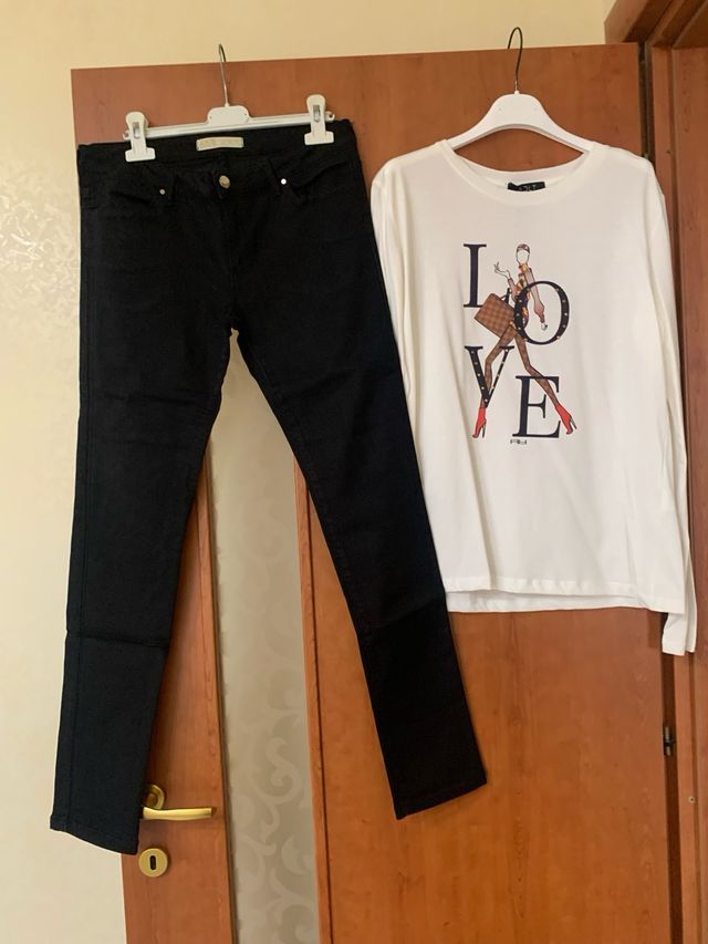 Pantaloni neri e maglietta bianca