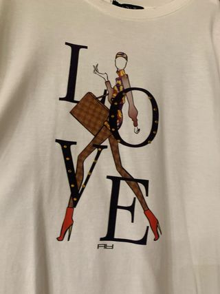 Pantaloni neri e maglietta bianca